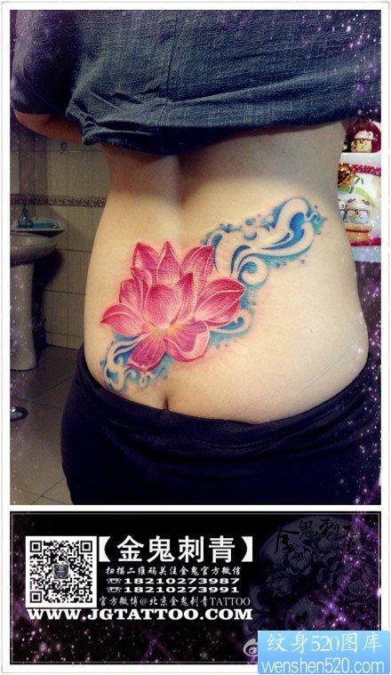 点击大图看下一张：女人腰部时尚精美的彩色莲花纹身图片