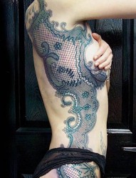 侧腰上一幅漂亮性感的美人鱼纹身图片