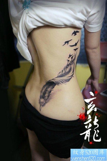 点击大图看下一张：美女腰部唯美潮流的羽化燕纹身图片