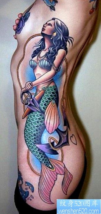 点击大图看下一张：侧腰上一幅漂亮性感的美人鱼纹身图片