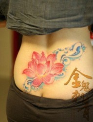 美女腰部精美漂亮的彩色红莲花纹身图片