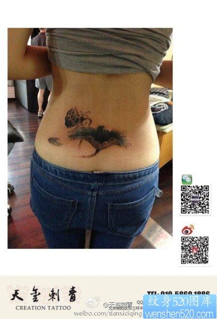 点击大图看下一张：美女腰部唯美的水墨写意莲花纹身图片