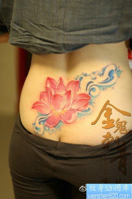 点击大图看下一张：美女腰部精美漂亮的彩色红莲花纹身图片