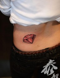 女人腰部红色钻石纹身图片