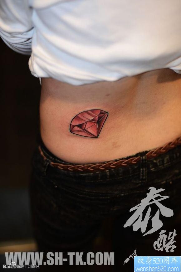 点击大图看下一张：女人腰部红色钻石纹身图片