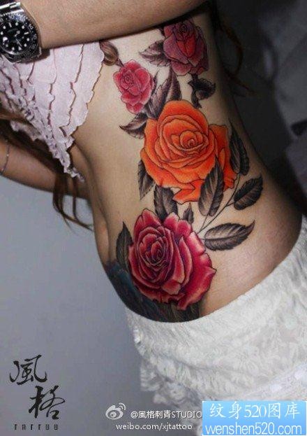 点击大图看下一张：美女腹部到腰部好看唯美的玫瑰花纹身图片