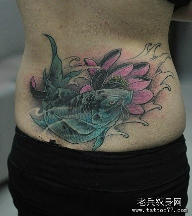 点击大图看下一张：一幅女人腰部彩色莲花鱼纹身图片