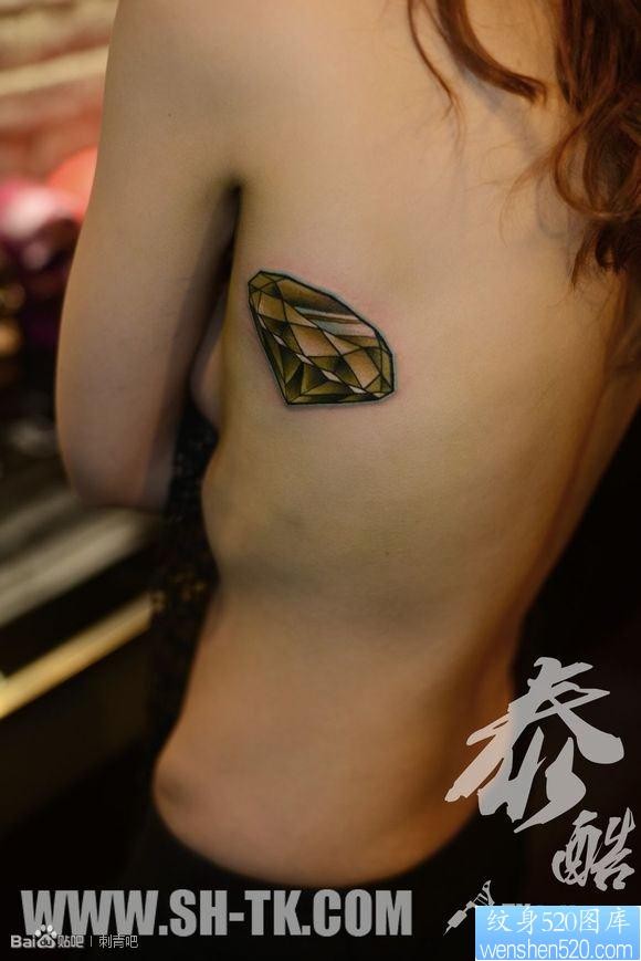 点击大图看下一张：女人侧腰爱情钻石纹身图片