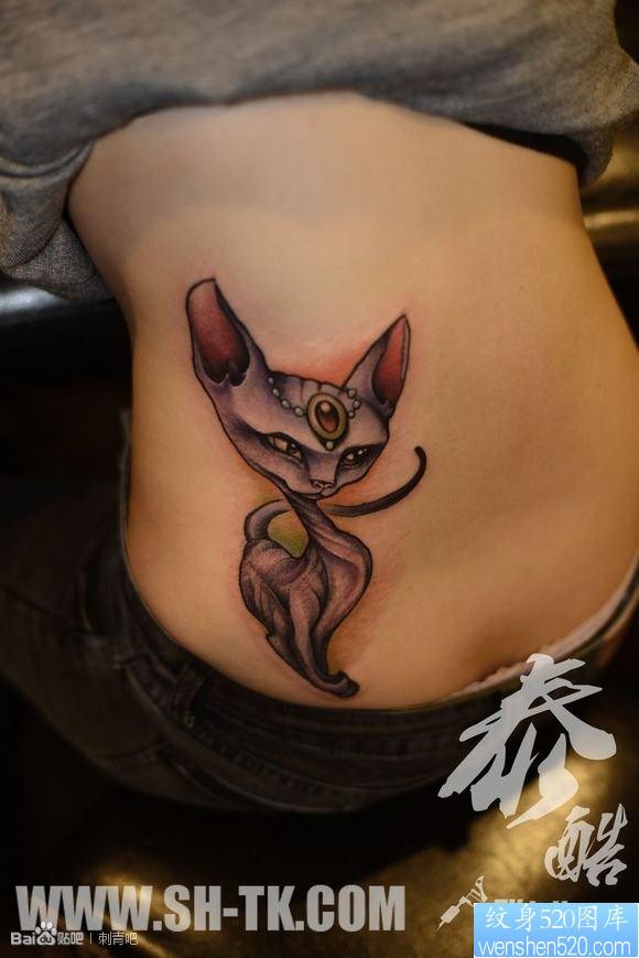 点击大图看下一张：女人腰部可爱的卡通狐狸纹身图片