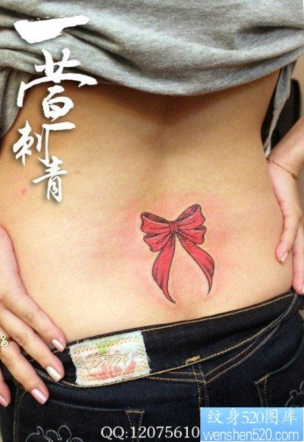 点击大图看下一张：女人腰部小巧时尚的蝴蝶结纹身图片
