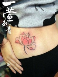 女人后腰唯美的粉色莲花纹身图片