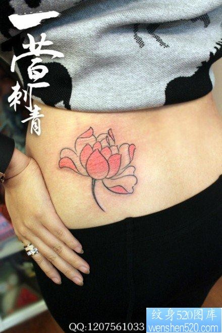 点击大图看下一张：女人后腰唯美的粉色莲花纹身图片