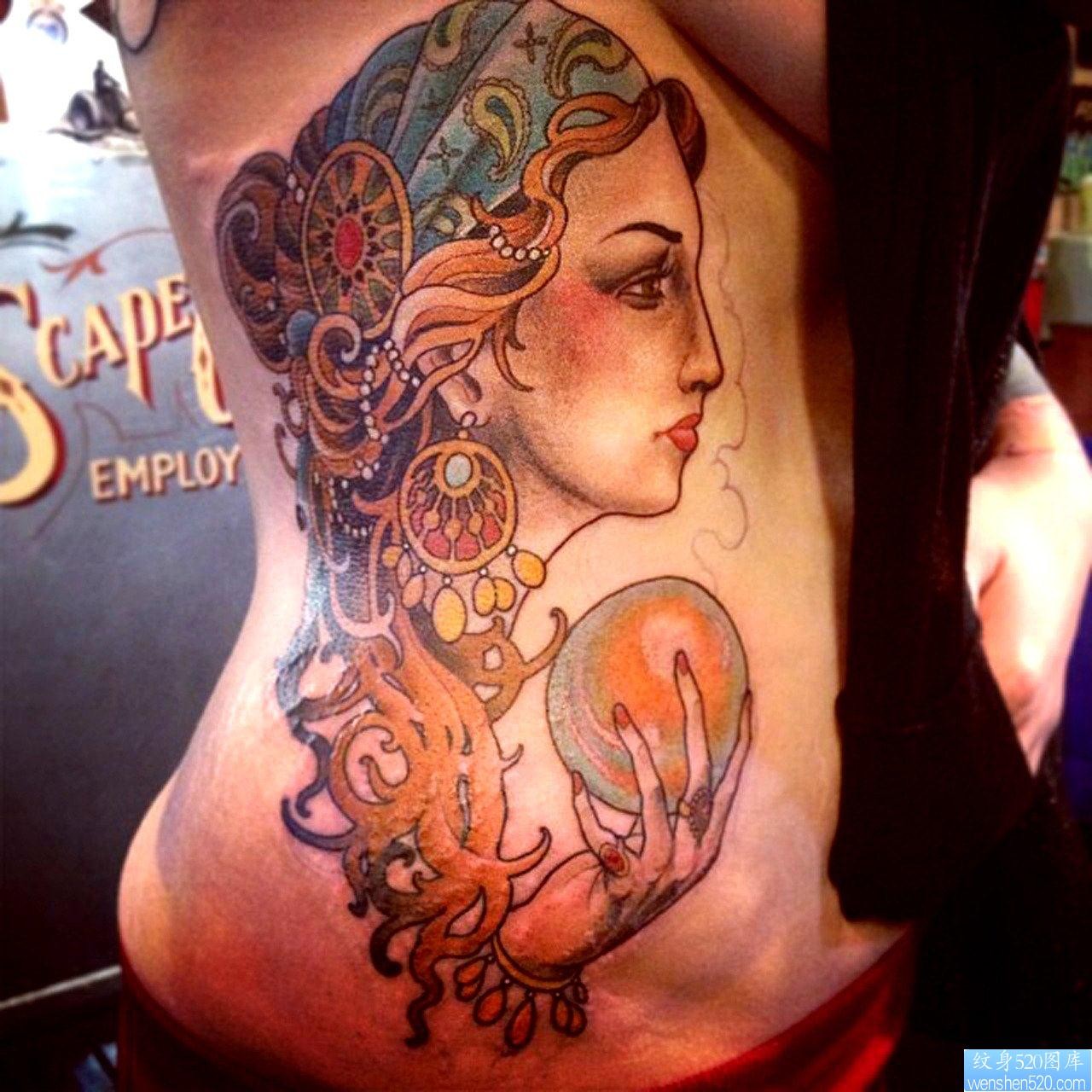 点击大图看下一张：美女侧腰上一幅欧美女性纹身图片