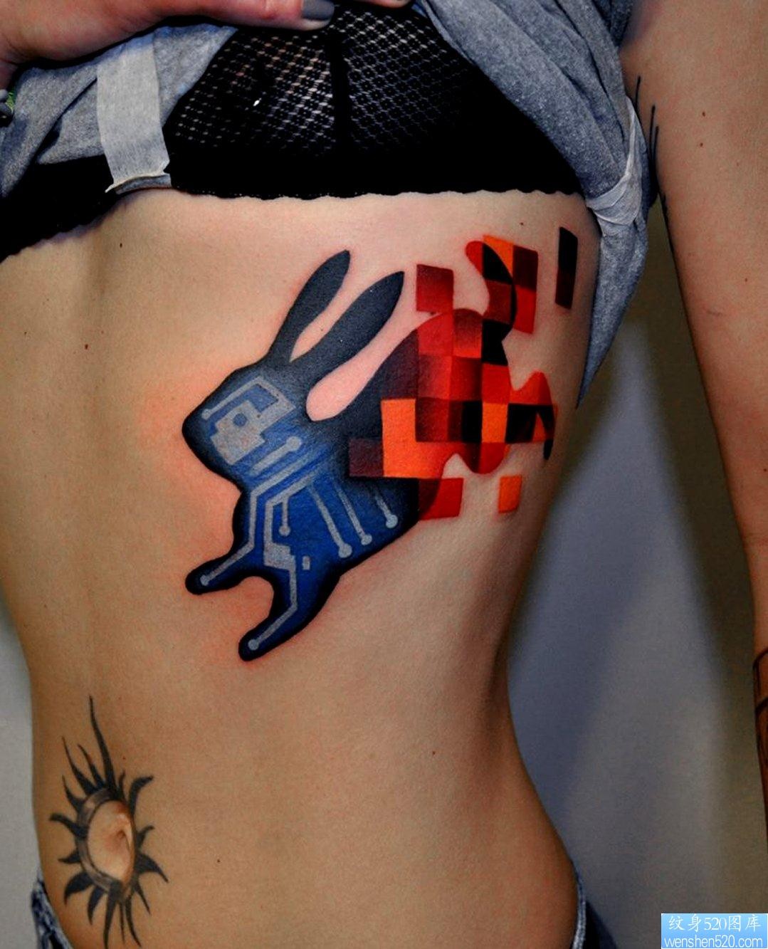 点击大图看下一张：推荐一幅侧腰个性兔子纹身图片