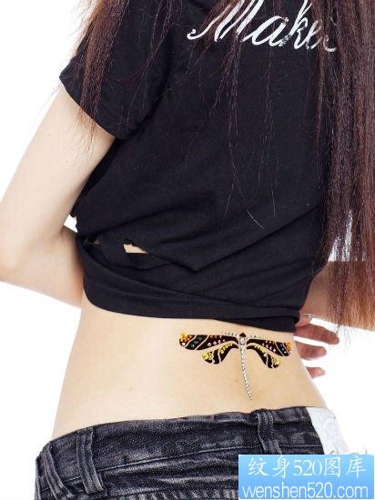 点击大图看下一张：纹身520图库推荐一幅女人腰部蜻蜓文身图片