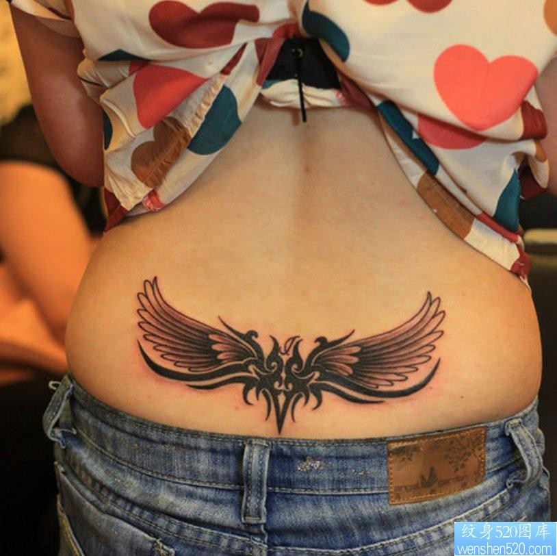 点击大图看下一张：一幅女人腰部图腾翅膀纹身图片由纹身520图库推荐