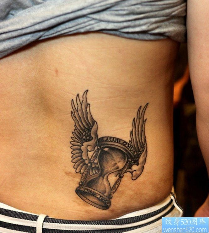 点击大图看下一张：一幅腰部沙漏翅膀纹身图片由纹身520图库推荐