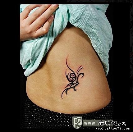 点击大图看下一张：一幅女人腰部花茎图腾纹身图片