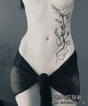 点击大图看下一张：纹身520图库推荐一幅女人腰部藤蔓纹身图片