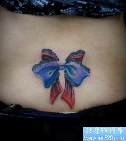 点击大图看下一张：女人腰部蝴蝶结纹身图片