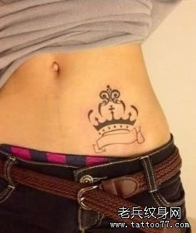 点击大图看下一张：一幅女人侧腰皇冠纹身图片由纹身520图库推荐