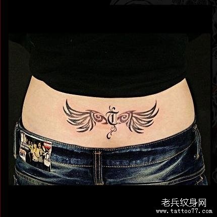 点击大图看下一张：女人腰部翅膀英文字图腾纹身图片