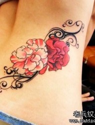 女人腰部性感花卉纹身图片由纹身520图库推荐