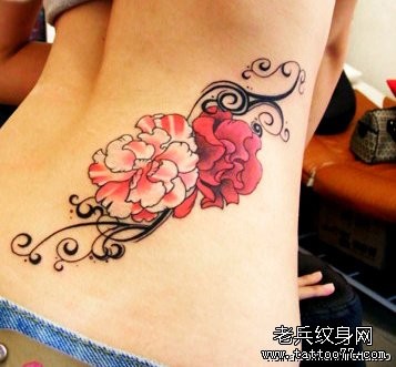 点击大图看下一张：女人腰部性感花卉纹身图片由纹身520图库推荐