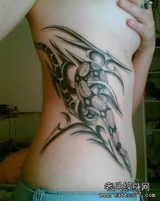 点击大图看下一张：一幅美女侧腰蛇纹身图片由纹身520图库推荐