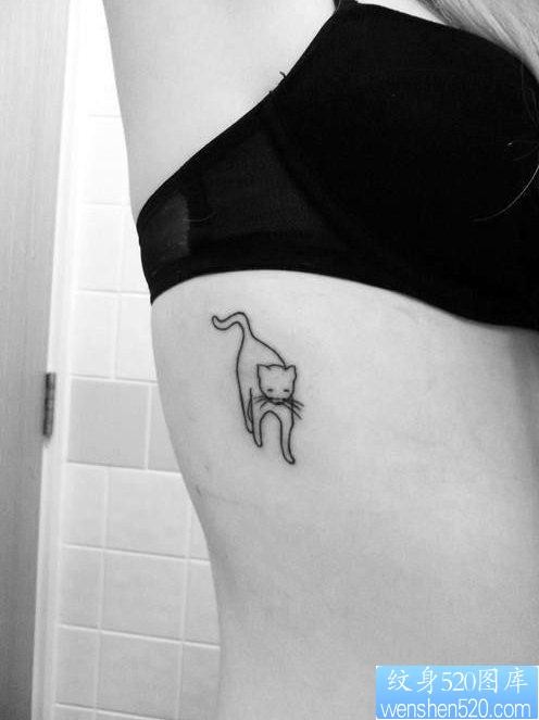 点击大图看下一张：一幅女人腰部猫咪纹身图片由纹身520图库推荐