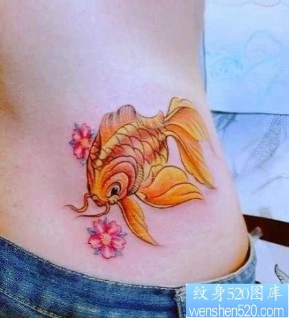 点击大图看下一张：一幅女人腰部彩色金鱼纹身图片由纹身520图库推荐