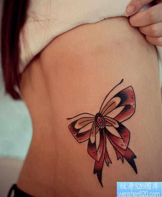 点击大图看下一张：一幅女人腰部蝴蝶纹身图片由纹身馆推荐