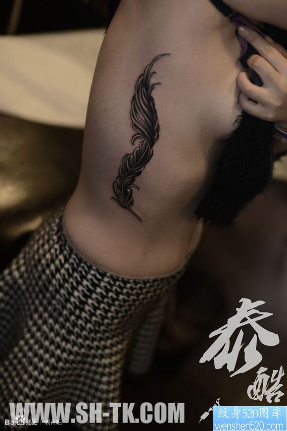 点击大图看下一张:女人腰部性感羽毛纹身图片