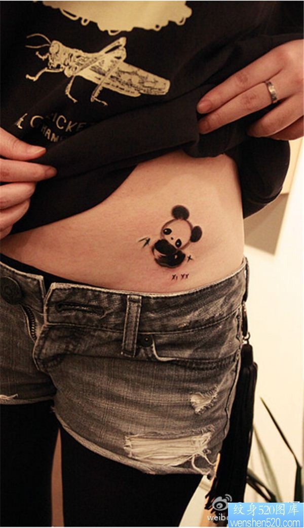 点击大图看下一张：腰部水墨熊猫纹身图案