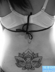 女性腰部点刺莲花纹身图案