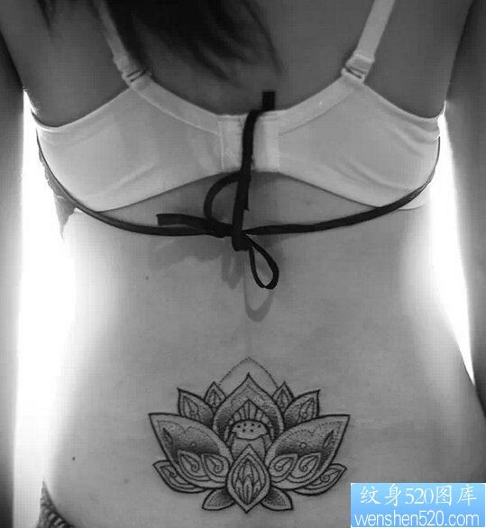 点击大图看下一张：女性腰部点刺莲花纹身图案