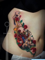 女性侧腰彩色兔子纹身图案