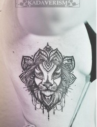 一款女性侧腰狮子纹身图案