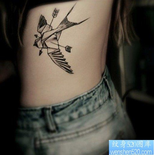 点击大图看下一张：一款女性侧腰燕子纹身图案