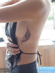 女性侧腰翅膀纹身图案