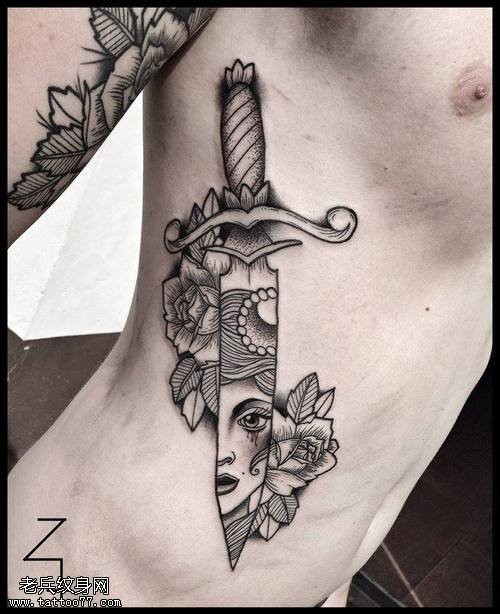点击大图看下一张：侧腰玫瑰花匕首纹身图案