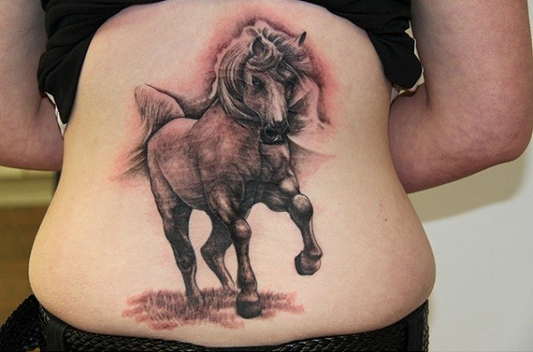 点击大图看下一张：腰部时尚前卫的马纹身图3
