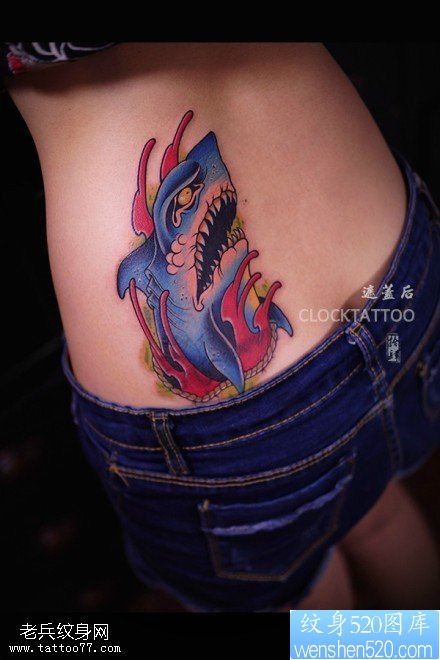 点击大图看下一张：女性腰部彩色鲨鱼纹身图片