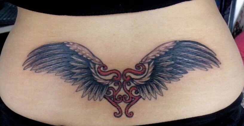 点击大图看下一张：腰部好看的翅膀纹身