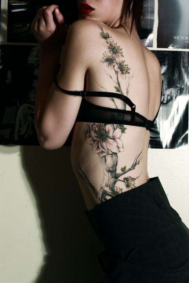点击大图看下一张：鲜花盛开在美女的腰部图3