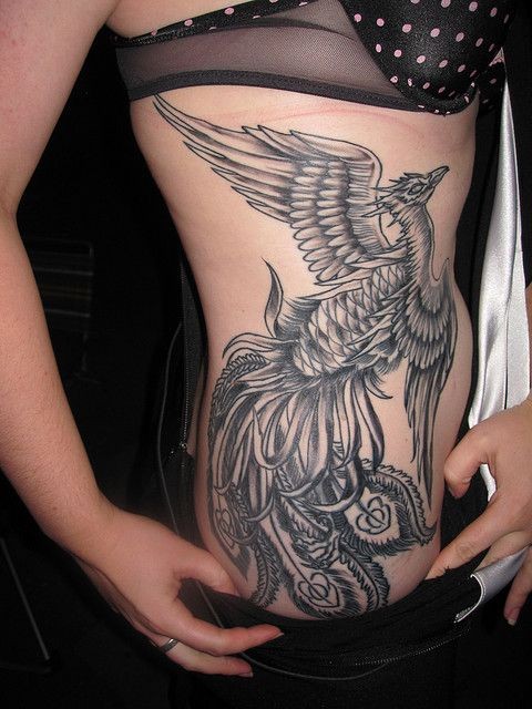 点击大图看下一张：腰部百鸟之首凤凰纹身