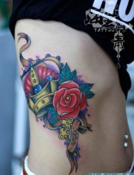 侧腰彩色玫瑰花皇冠纹身图案