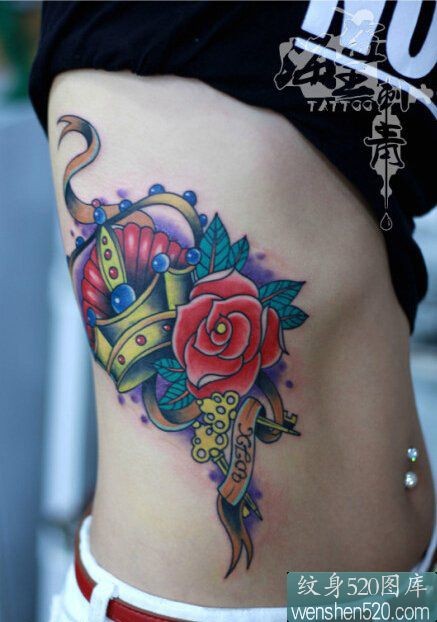 点击大图看下一张：侧腰彩色玫瑰花皇冠纹身图案