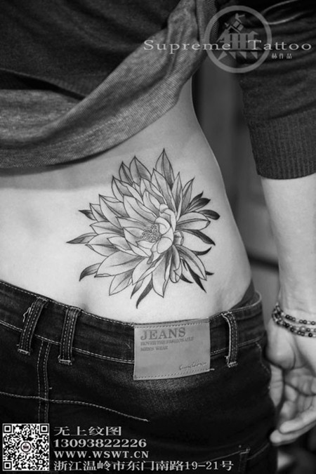 点击大图看下一张：腰部漂亮的花朵纹身