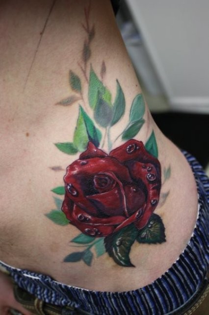 点击大图看下一张：腰部漂亮的玫瑰纹身